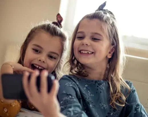 imgi 17 Ninos con movil